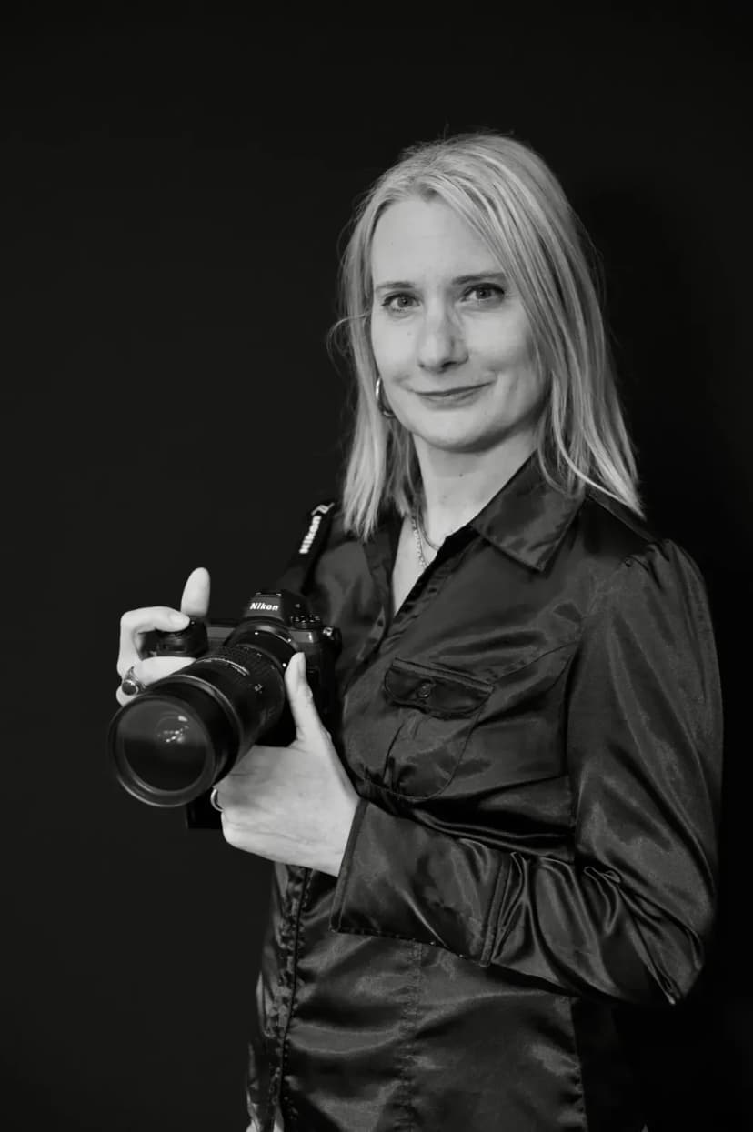 Muriel Vatrin, photographe à Orry-la-Ville, avec son appareil photo