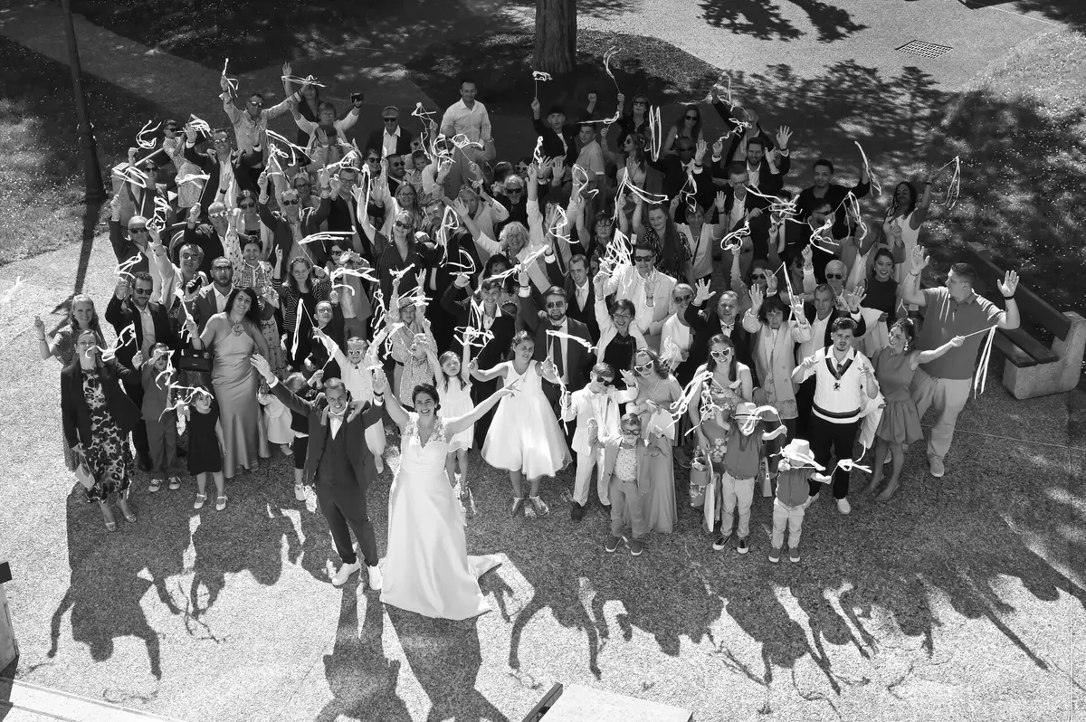 Photo de groupe des invités d'un mariage