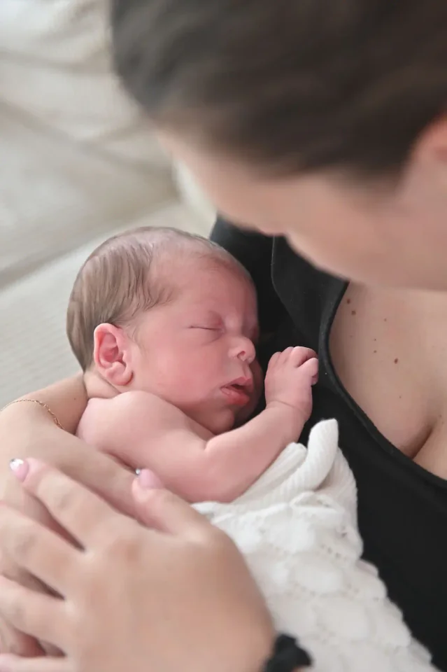 Maman contemplant son nouveau-né