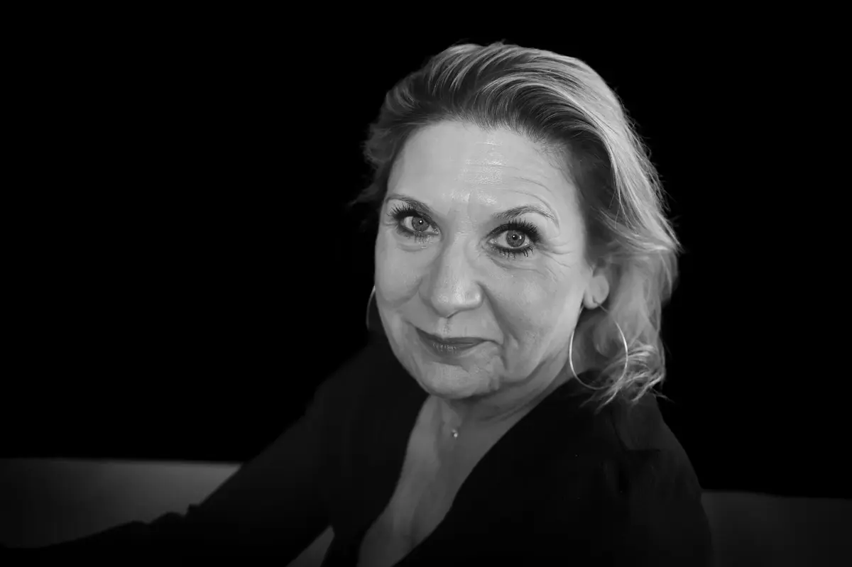 Portrait d'une femme blonde en studio