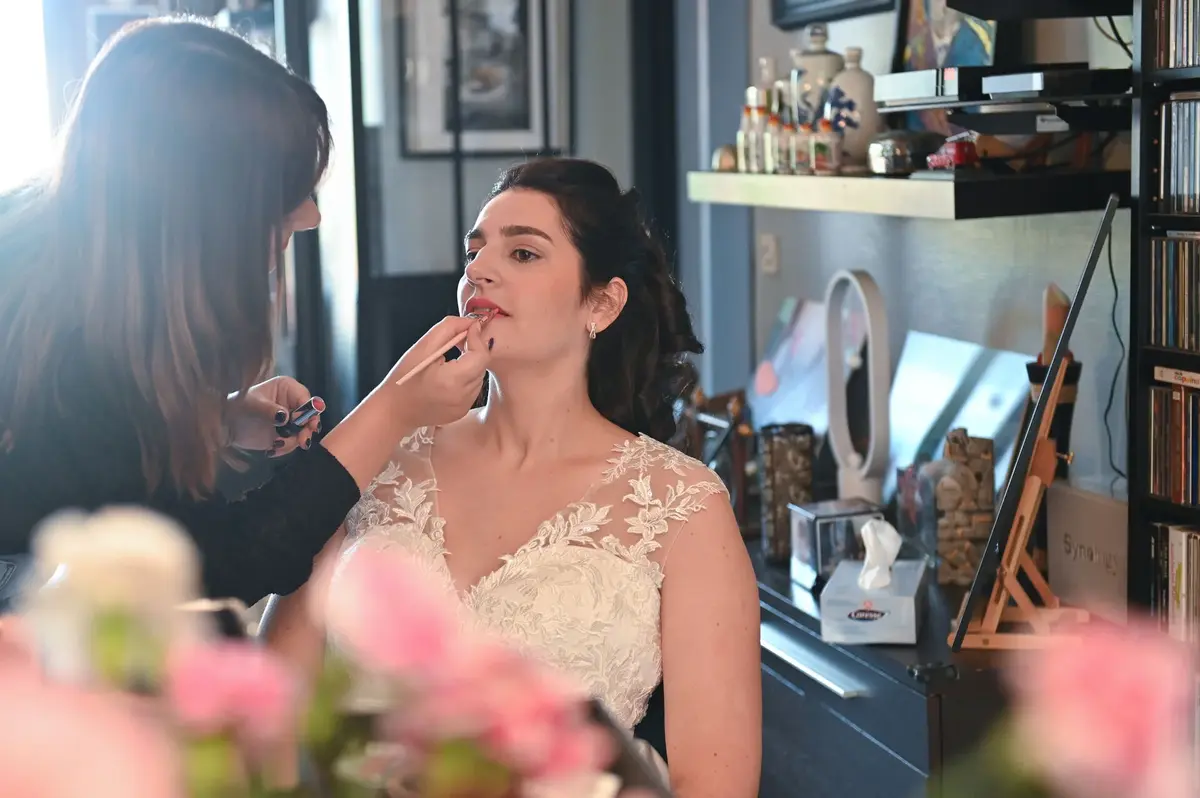 Maquillage de la mariée pendant les préparatifs