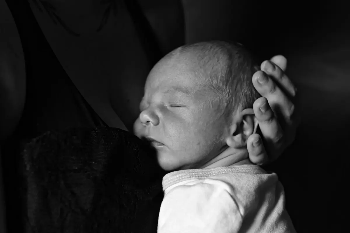 Nouveau-né endormi de profil, séance photo naissance