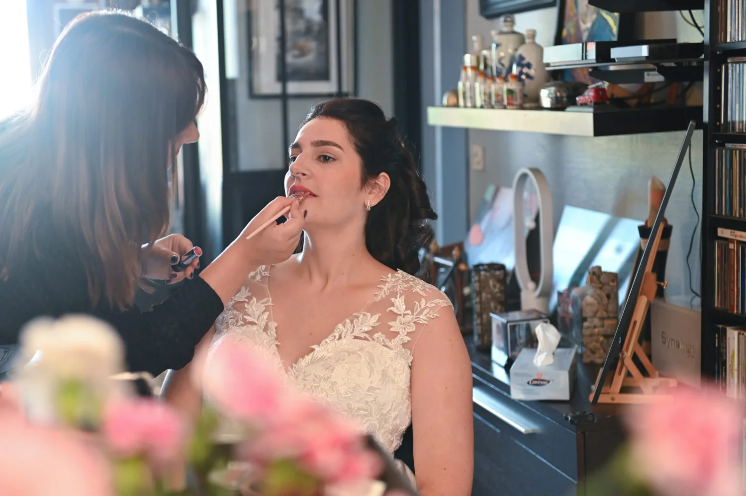 Maquillage de la mariée pendant les préparatifs