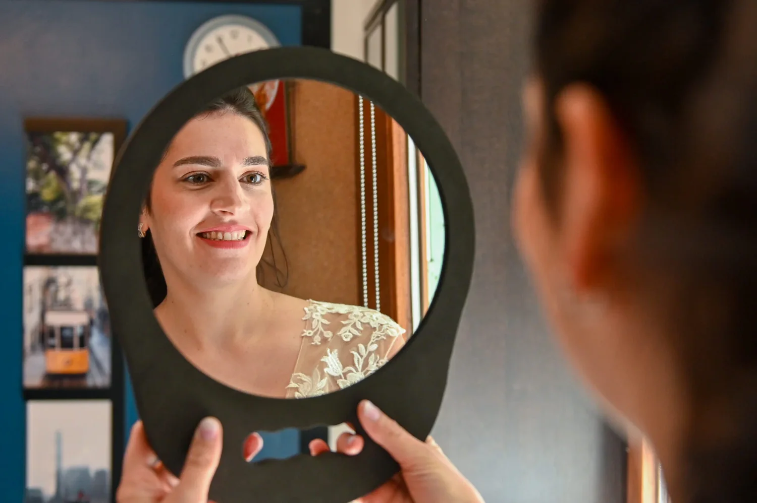 Reflet de la mariée dans un miroir pendant les préparatifs