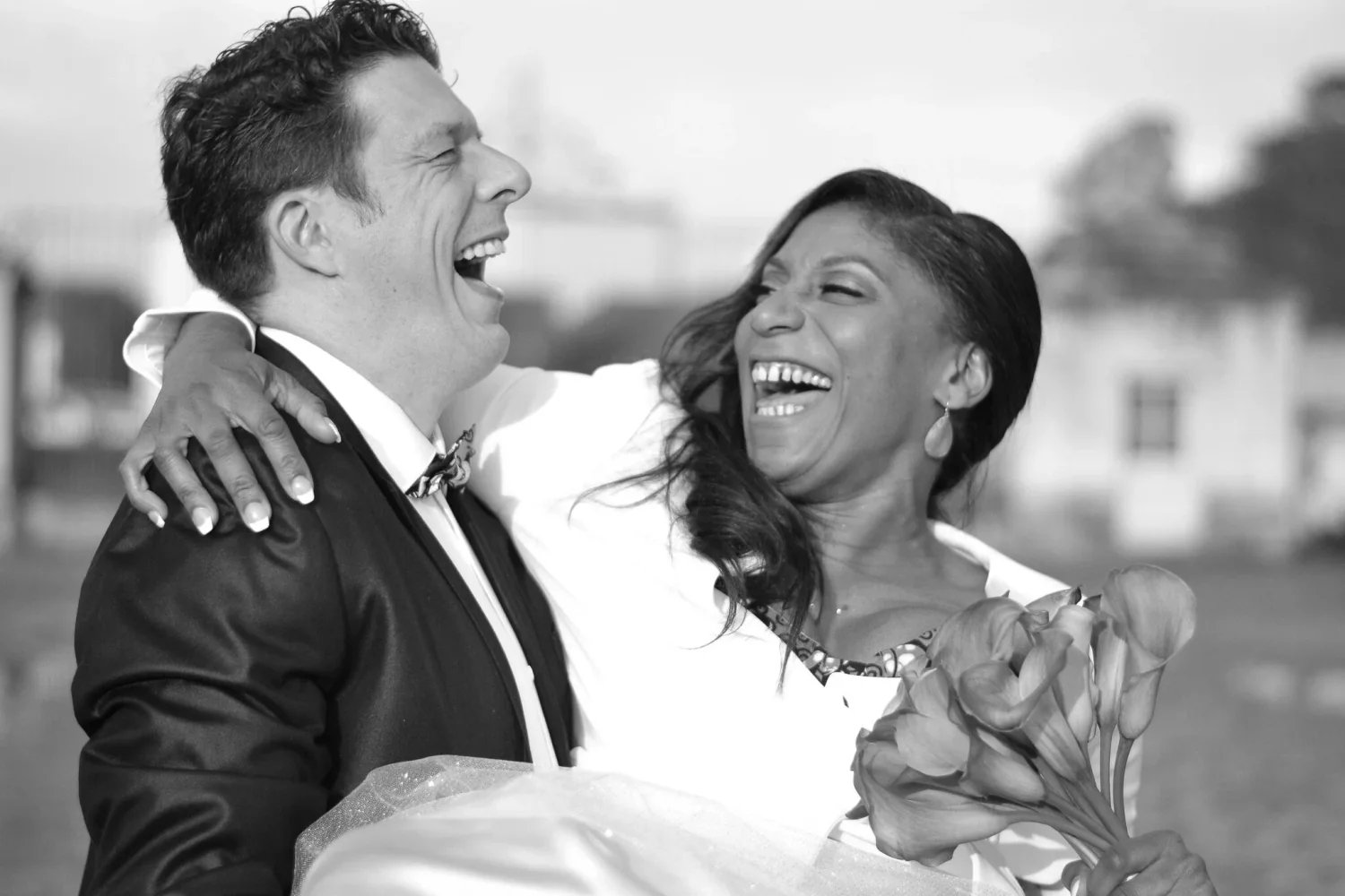 Marié et mariée riant aux éclats, photo de mariage en noir et blanc