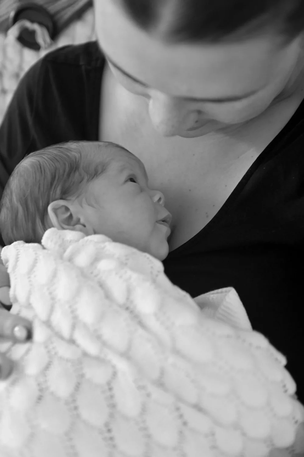 Maman et nouveau-né enveloppé dans une couverture, en noir et blanc