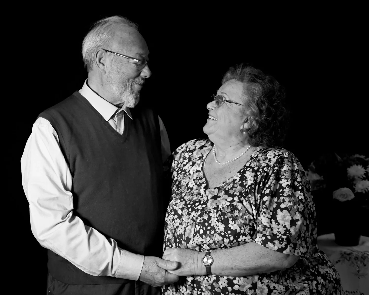 Couple de seniors se regardant avec tendresse, en noir et blanc