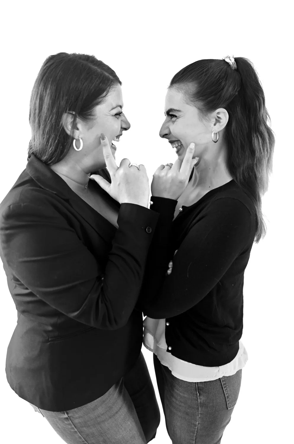 Deux femmes complices se regardant, portrait duo sur fond blanc