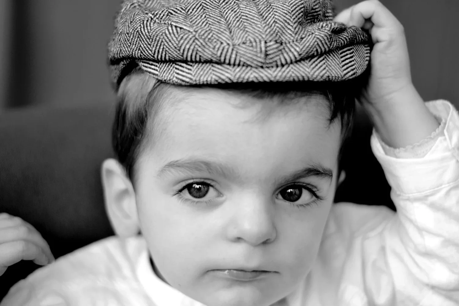 Portrait d'un petit garçon avec une casquette, en noir et blanc