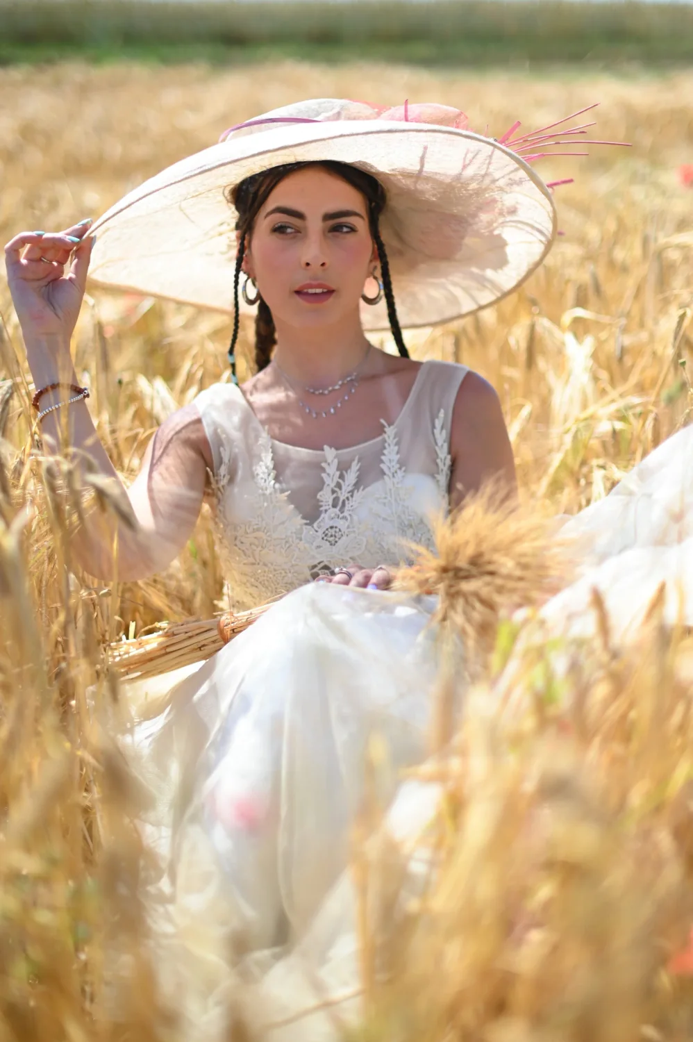 Portrait de femme avec un chapeau de paille dans un champ de blé