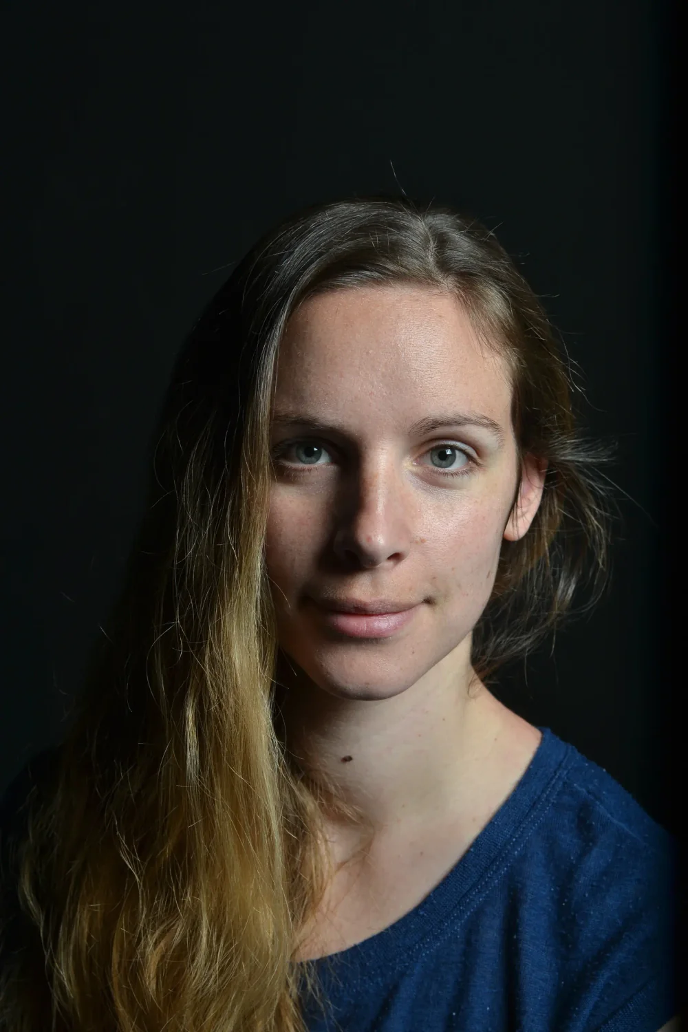 Portrait de femme aux cheveux longs sur fond sombre