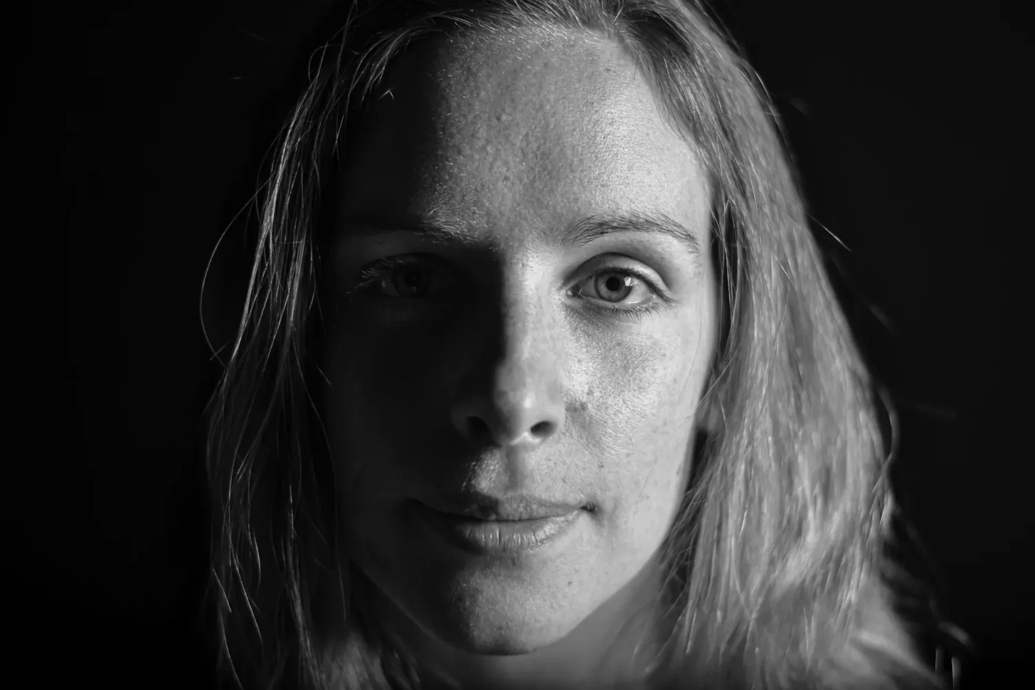 Portrait de femme en clair-obscur, en noir et blanc
