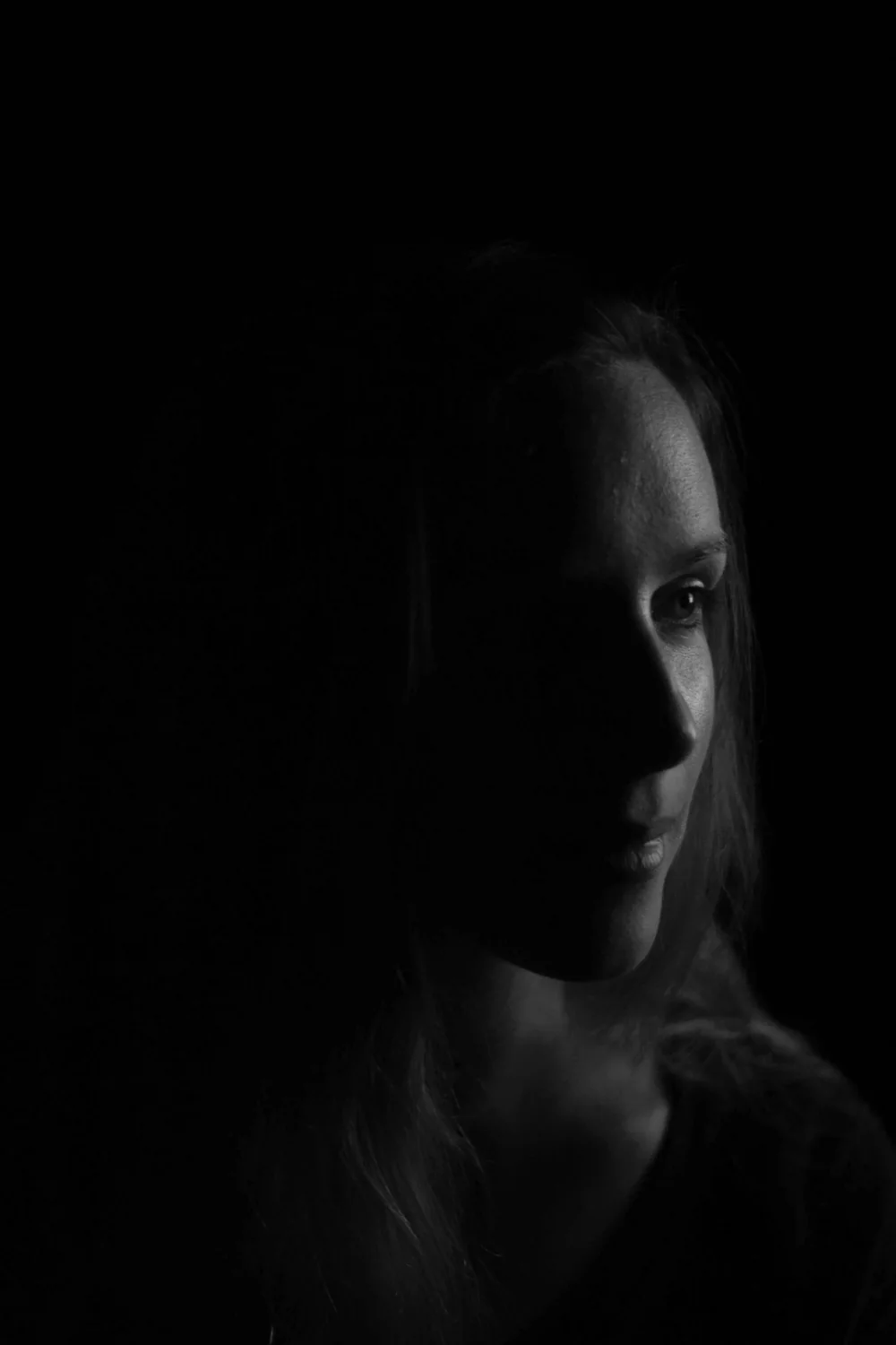 Portrait de femme en lumière très douce sur fond noir