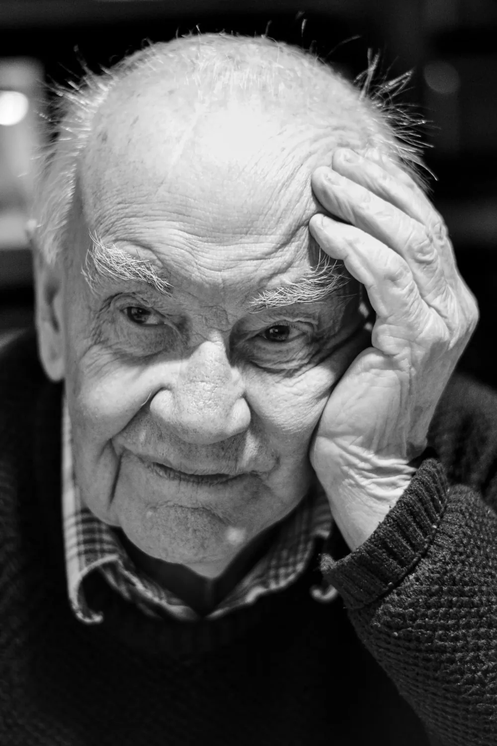 Portrait d'un homme âgé pensif, la main sur le front, en noir et blanc