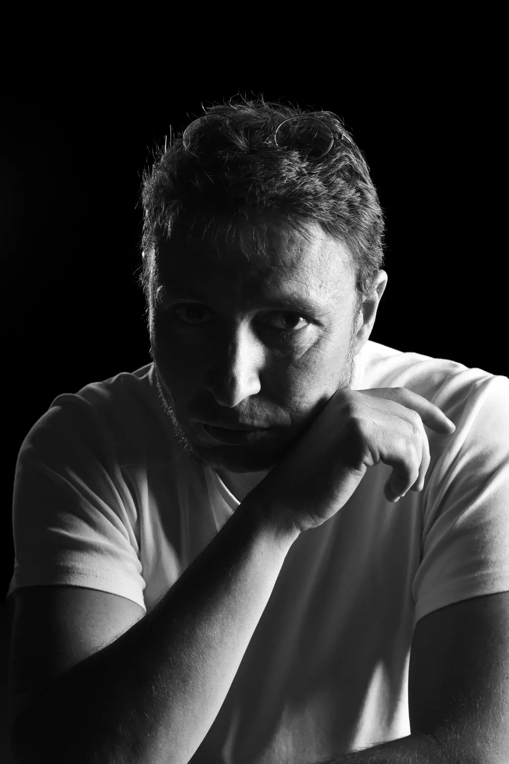 Portrait d'homme en clair-obscur, en noir et blanc