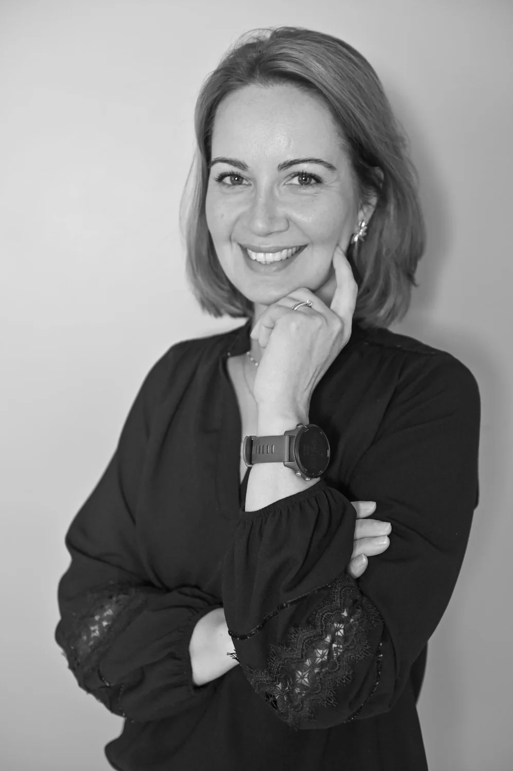 Portrait professionnel d'une femme souriante, en noir et blanc