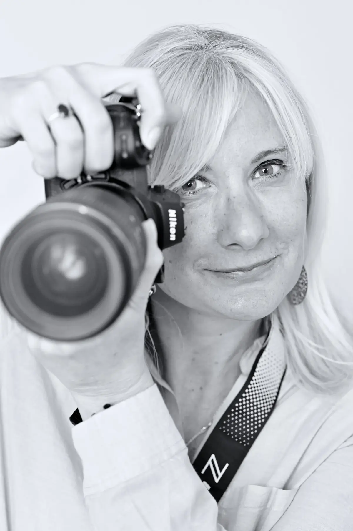 Muriel Vatrin, photographe de Studio Photo Chez Soi, avec son appareil photo
