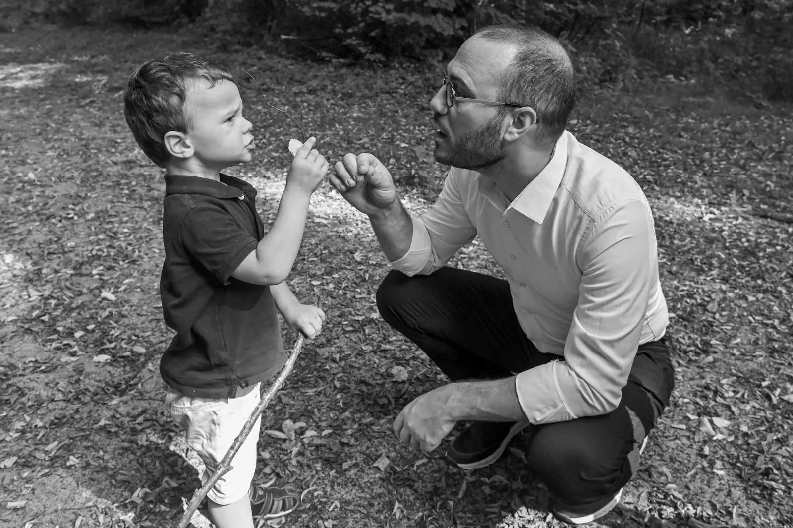 Père et fils complices lors d’une séance photo à thème